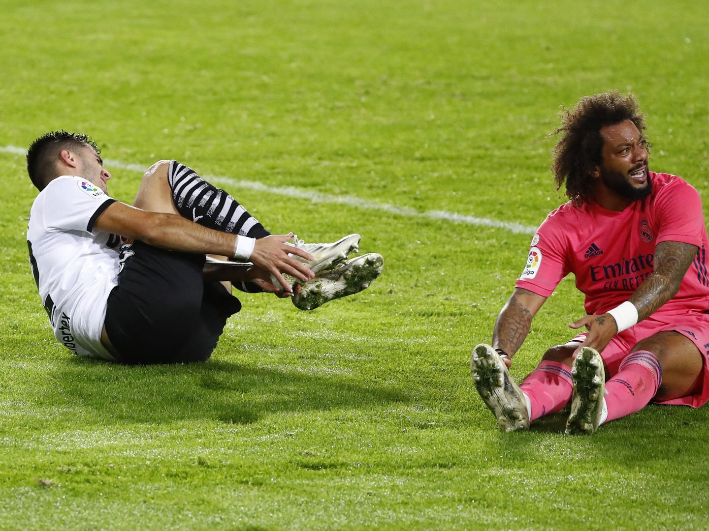 Marcelo, en la jugada del penalti a Maxi. (EFE)