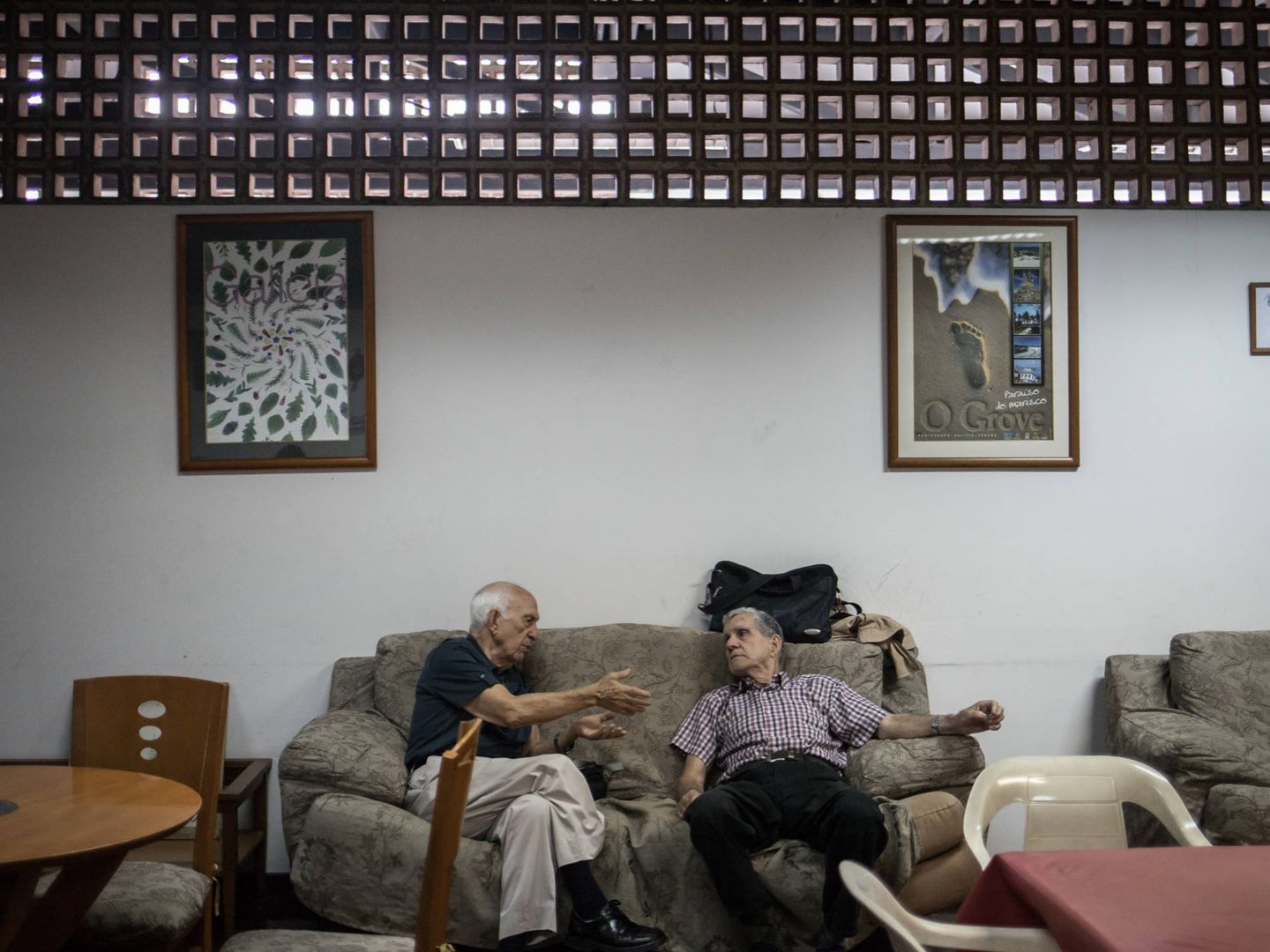 Dos jubilados conversan en la Hermandad Gallega. (F. Ferrero)