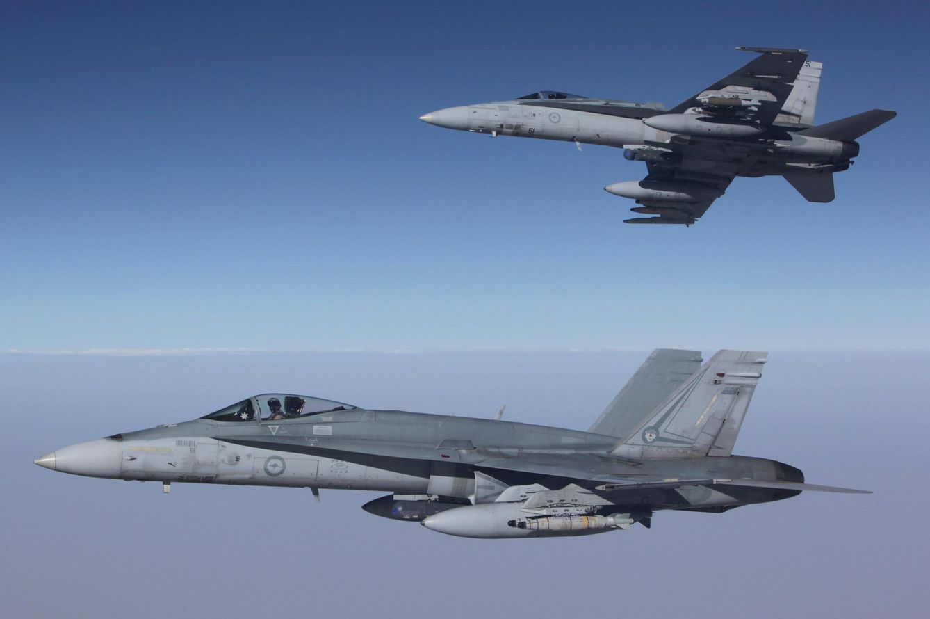 Dos F/A-18 del ejército australiano vuelan en formación. (Reuters)