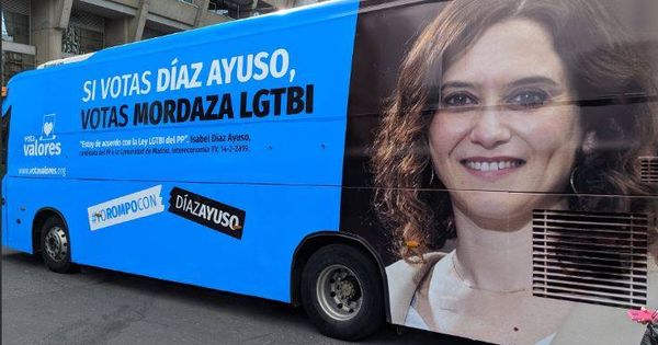 Foto: Autobús contra la candidata Díaz Ayuso. (Twitter Hazteoir)