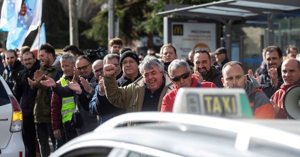 Foto: Taxistas gallegos se suman a la concentración llevada a cabo por el colectivo en el madrileño barrio de Vallecas. (EFE)