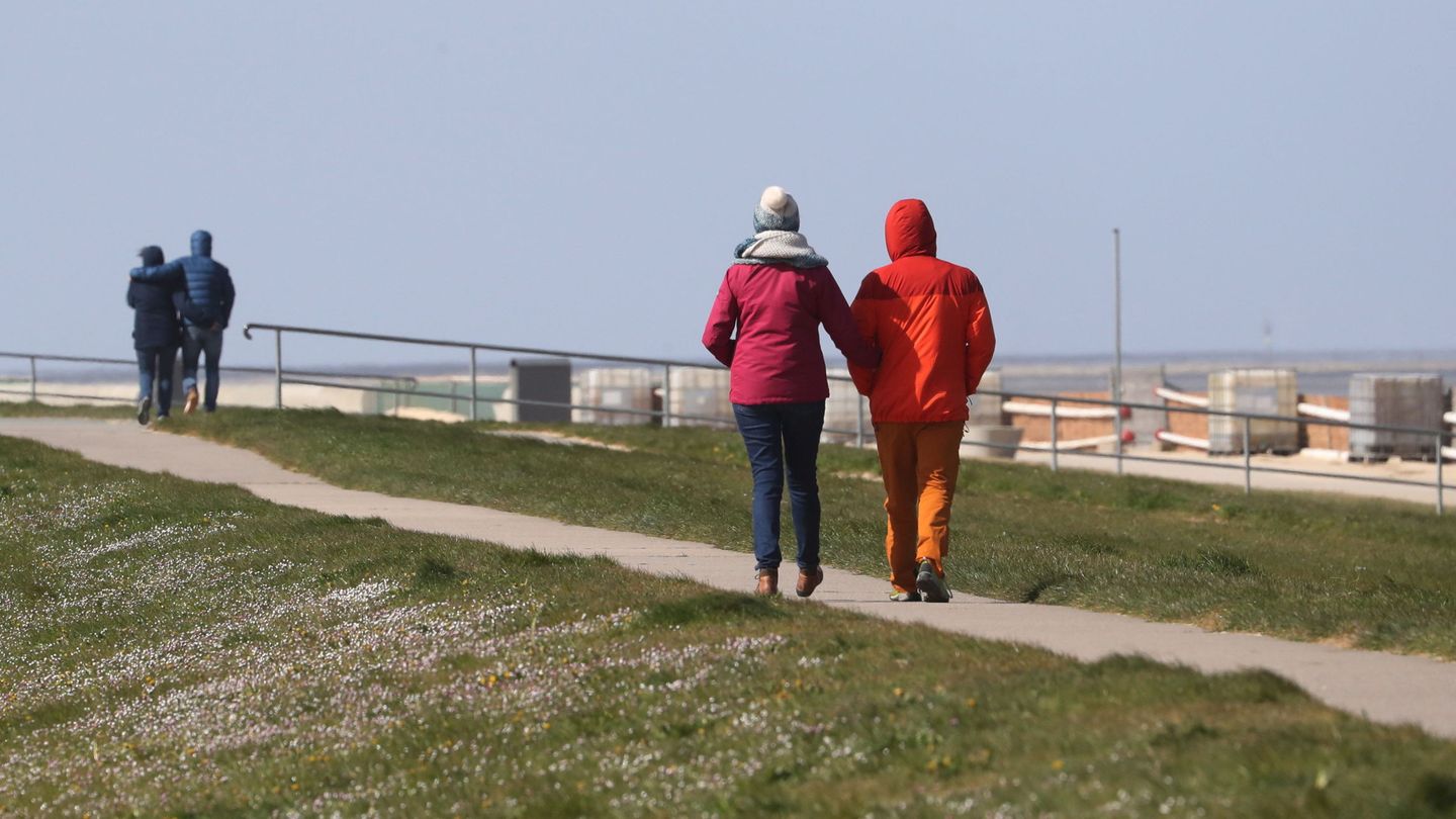 Unas parejas caminan en Cuxhaven, norte de Alemania. (EFE)