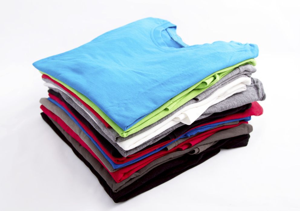 Foto: Es muy fácil doblar tus camisetas si sabes cómo. (iStock)