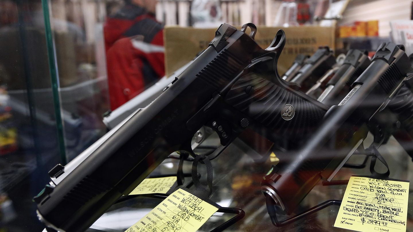 Pistolas del Calibre 45 en un mostrador del Coliseum Gun Traders Ltd., ubicado en Uniondale, Nueva York. (Reuters)
