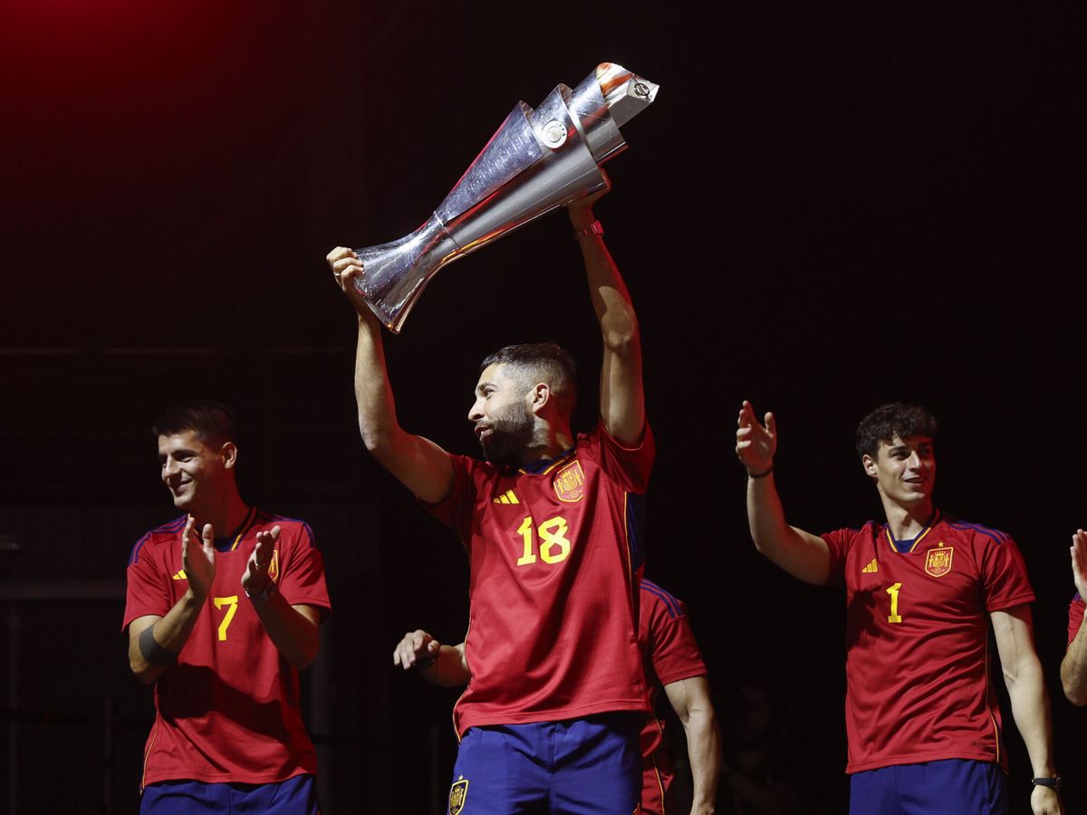 Foto: Jordi Alba levanta el trofeo de la Nations League en el WiZink Center de Madrid (EFE/Rodrigo Jiménez)