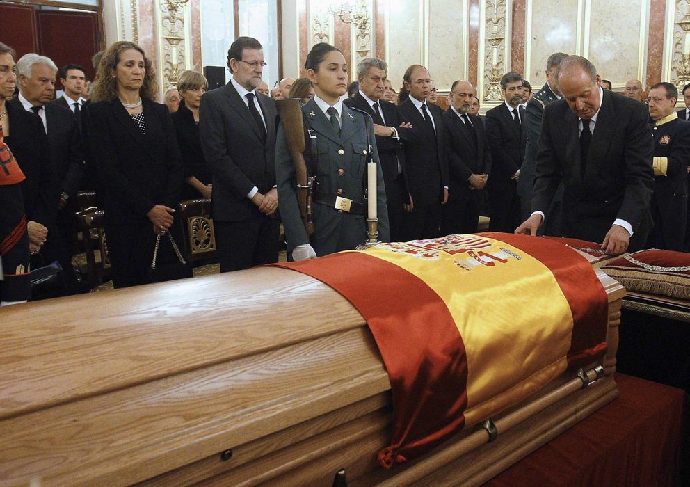 Foto: El Rey Don Juan Carlos, ante el féretro de Adolfo Suárez. (Reuters)