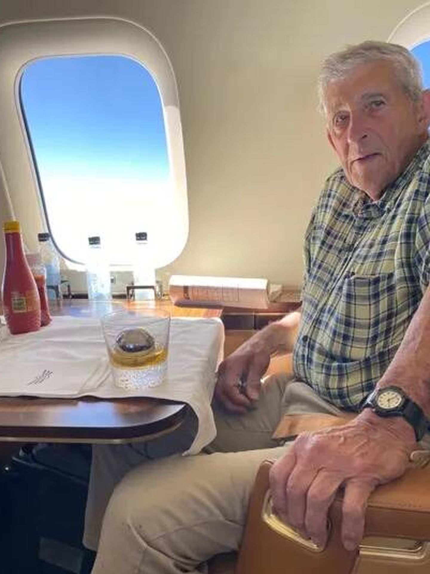 Art Wright bebiendo whisky en el vuelo con una esfera de plata gigante en su vaso.
