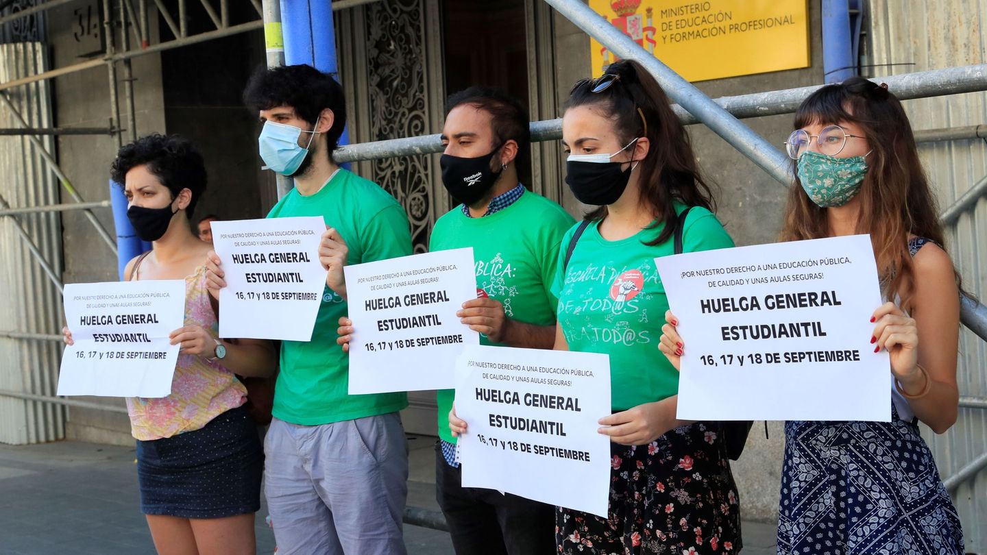 Miembros del Sindicato de Estudiantes llaman a la huelga por la falta de medidas en la vuelta clase. (EFE)
