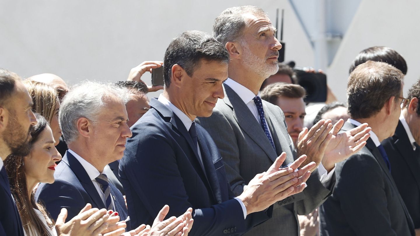 Sánchez, junto a Urkullu y al Rey participa en el homenaje a Miguel Ángel Blanco. (EFE/Javier Etxezarreta)