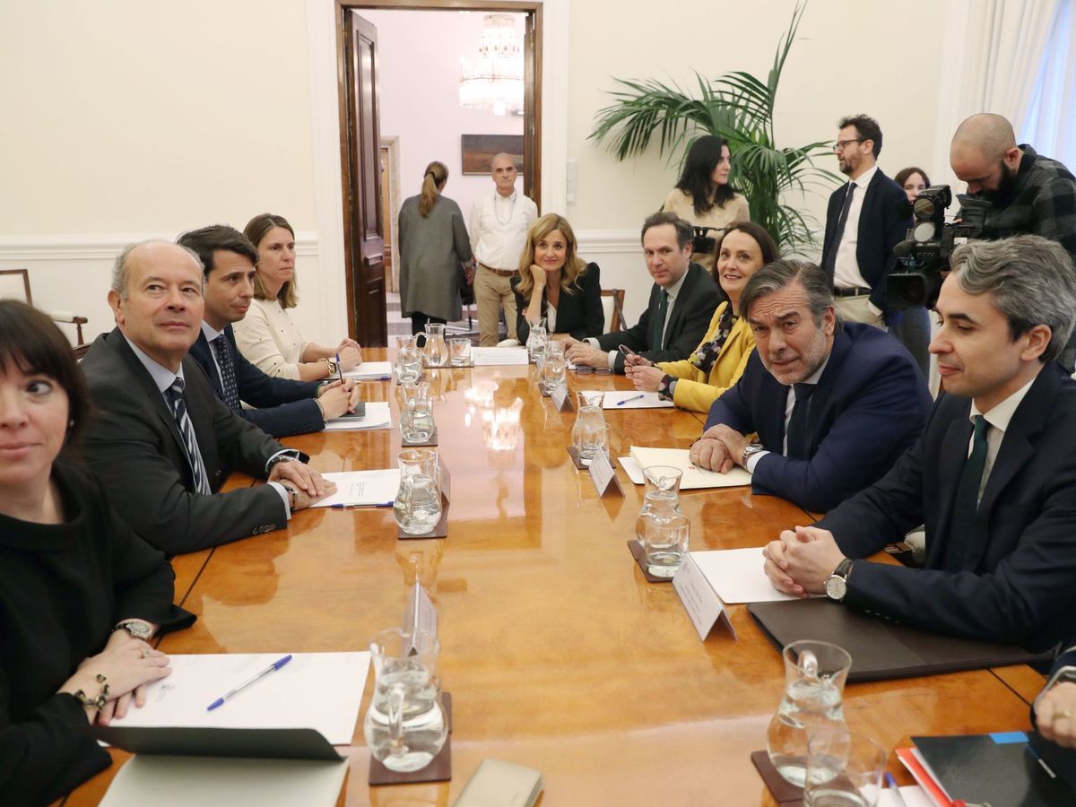 Foto: El ministro de Justicia, Juan Carlos Campo, a la izquierda, en una reunión con el consejero de Justicia, interior y Víctimas de la Comunidad de Madrid y responsale de Justicia del PP, Enrique López. (EFE)
