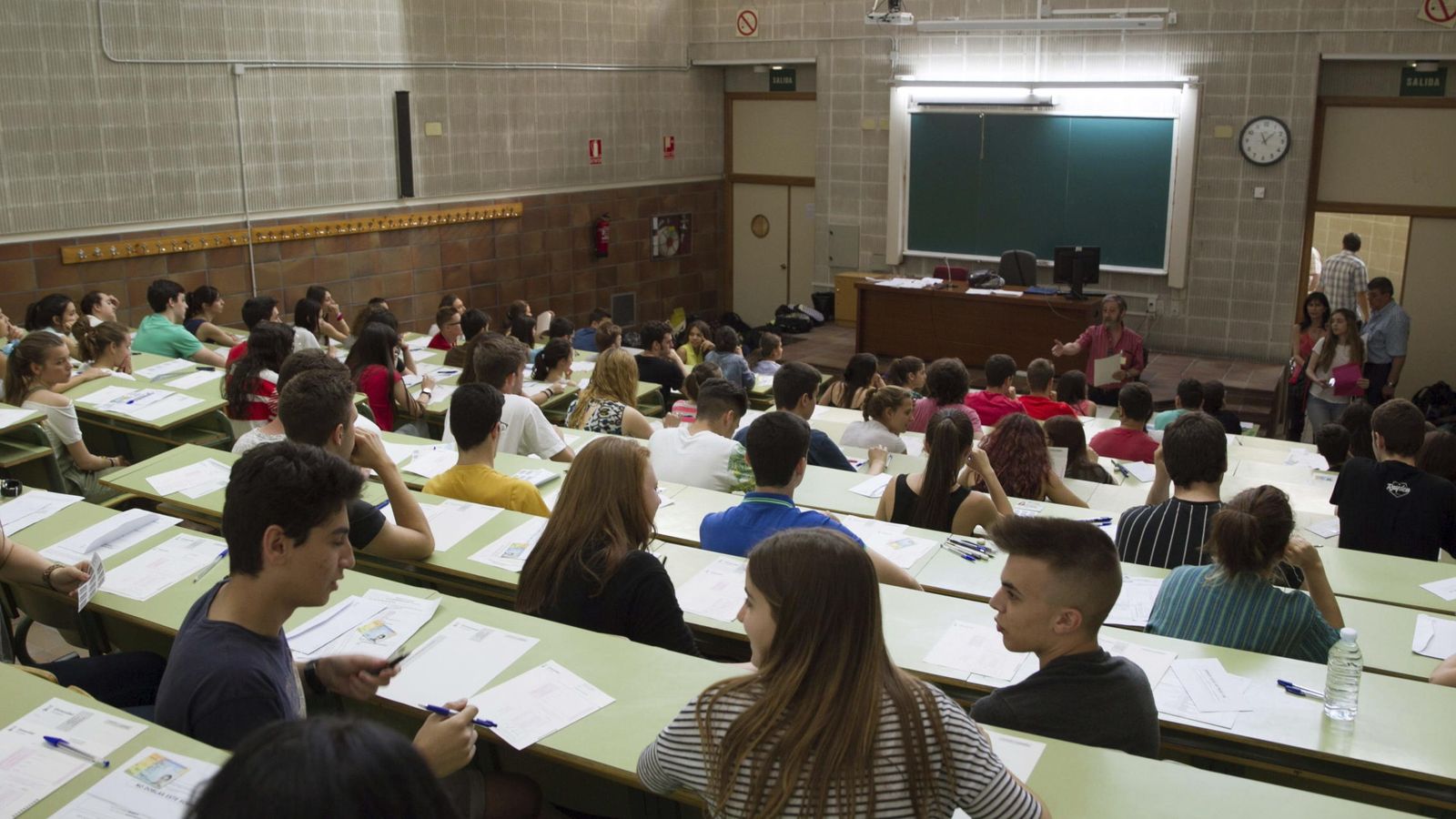 Foto: Se examinarán unos 300.000 estudiantes en toda España. (Efe)