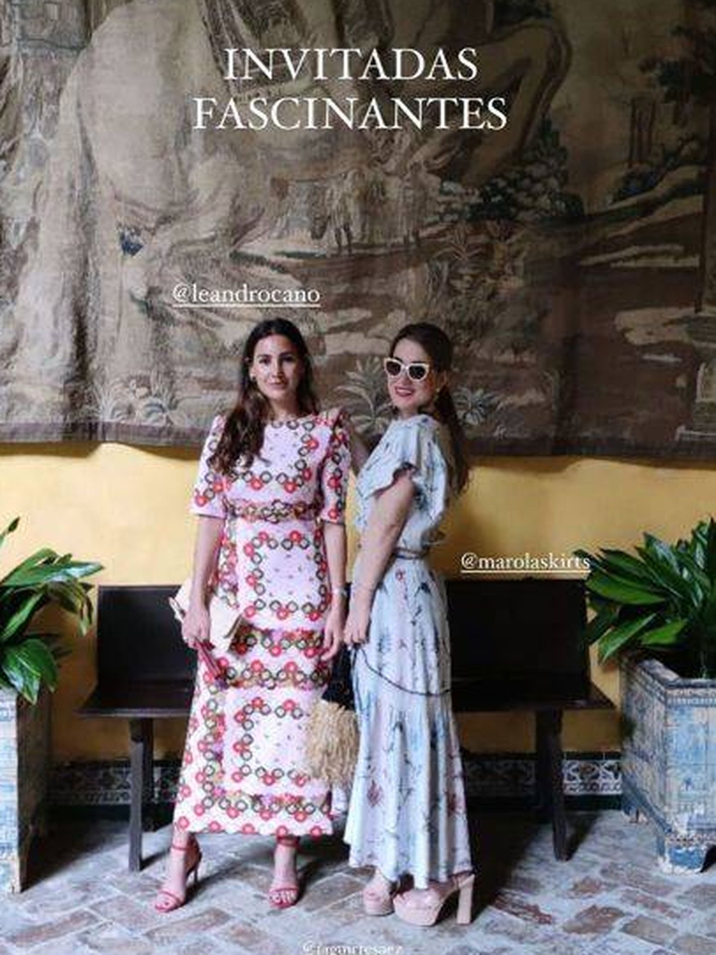 Dos de las mejores amigas de Sofía Palazuelo, vestidas de Es Fascinante, posan en el palacio de las Dueñas. (Redes: Es Fascinante)