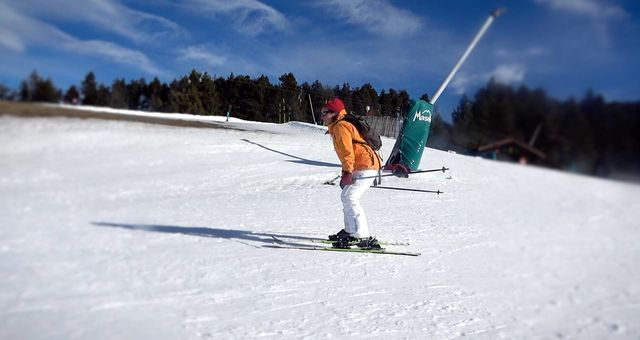 Esquiando de forma segura y divertida. (VA)