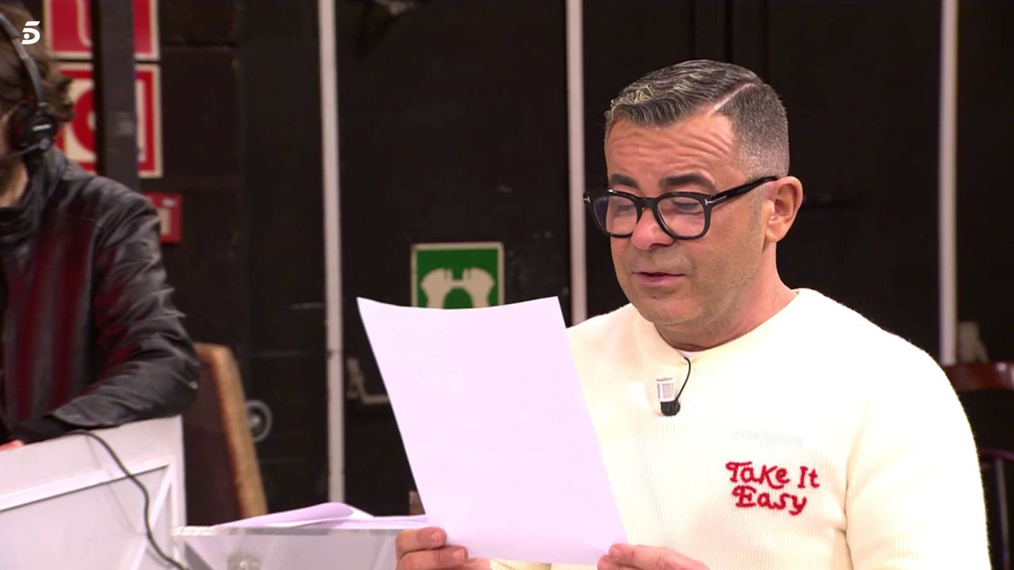 Jorge Javier, leyendo el comunicado de Belén en 'Sálvame'. (Telecinco)