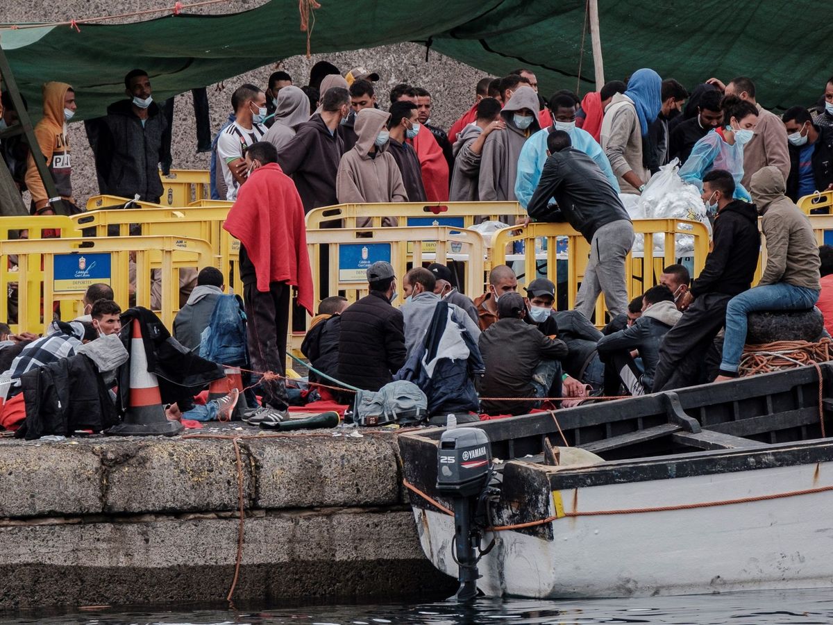 Foto: Inmigrantes se agolpan este pasado sábado en el puerto de Arguineguín. (EFE)