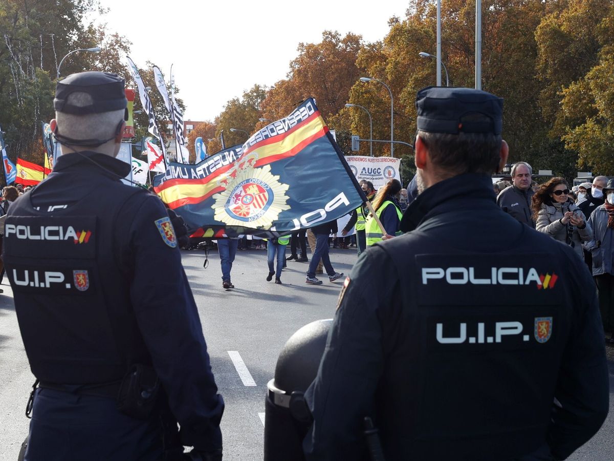 Foto: Agentes, en las manifestaciones del pasado sábado. (EFE/J. J. Guillén)