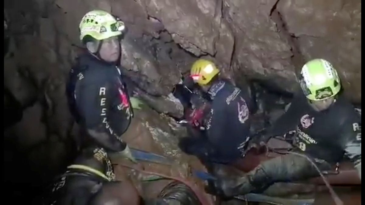 Bajo el agua y entre rocas: el espectacular vídeo del rescate en la cueva de Tailandia