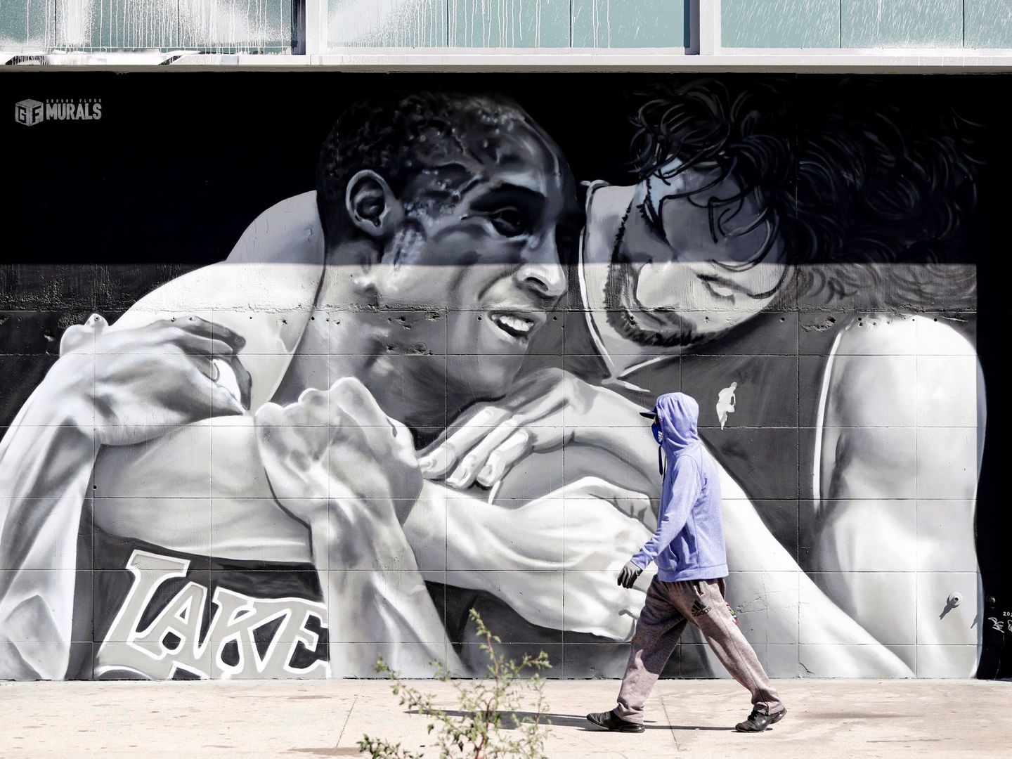 El mural de Paul Gasol y Kobe Bryant en Los Ángeles. (EFE)