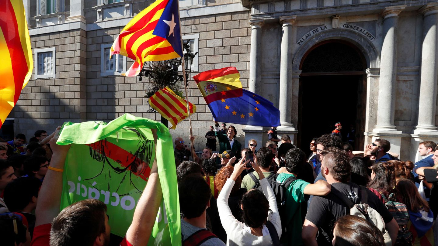 Álvaro de Marichalar ondea las banderas española y europea el jueves entre manifestantes (Reuters /Yves Herman)