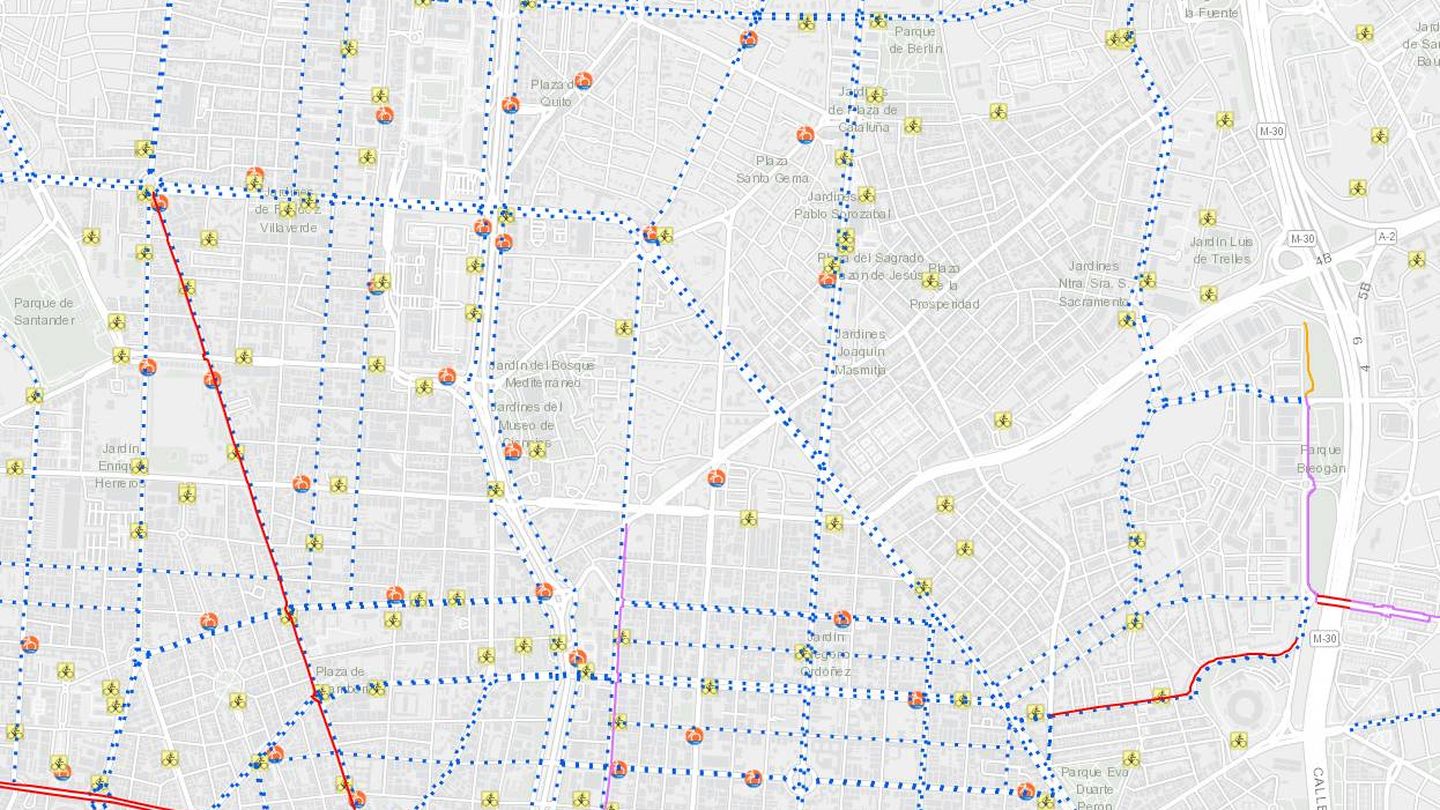 La misma ruta en el Mapa de la bici del Ayuntamiento de Madrid. En rosa la acera-bici, en puntos azules los ciclocarriles.