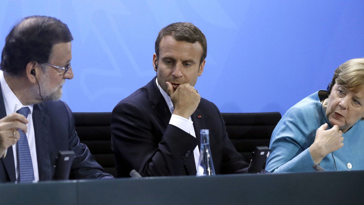 Rajoy (i), junto al presidente francés, Emmanuel Macron (c), y la canciller alemana, Angela Merkel (d). (EFE)