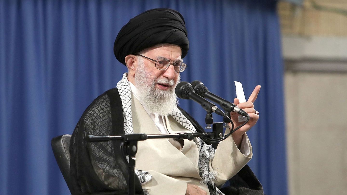 IRN01. TEHERÁN (IRÁN), 26 06 2019.- El líder supremo de Irán, Ali Jameneí, mantiene un encuentro con empleados de la Judicatura iraní en Teherán (Irán) este miércoles. Jameneí calificó de 