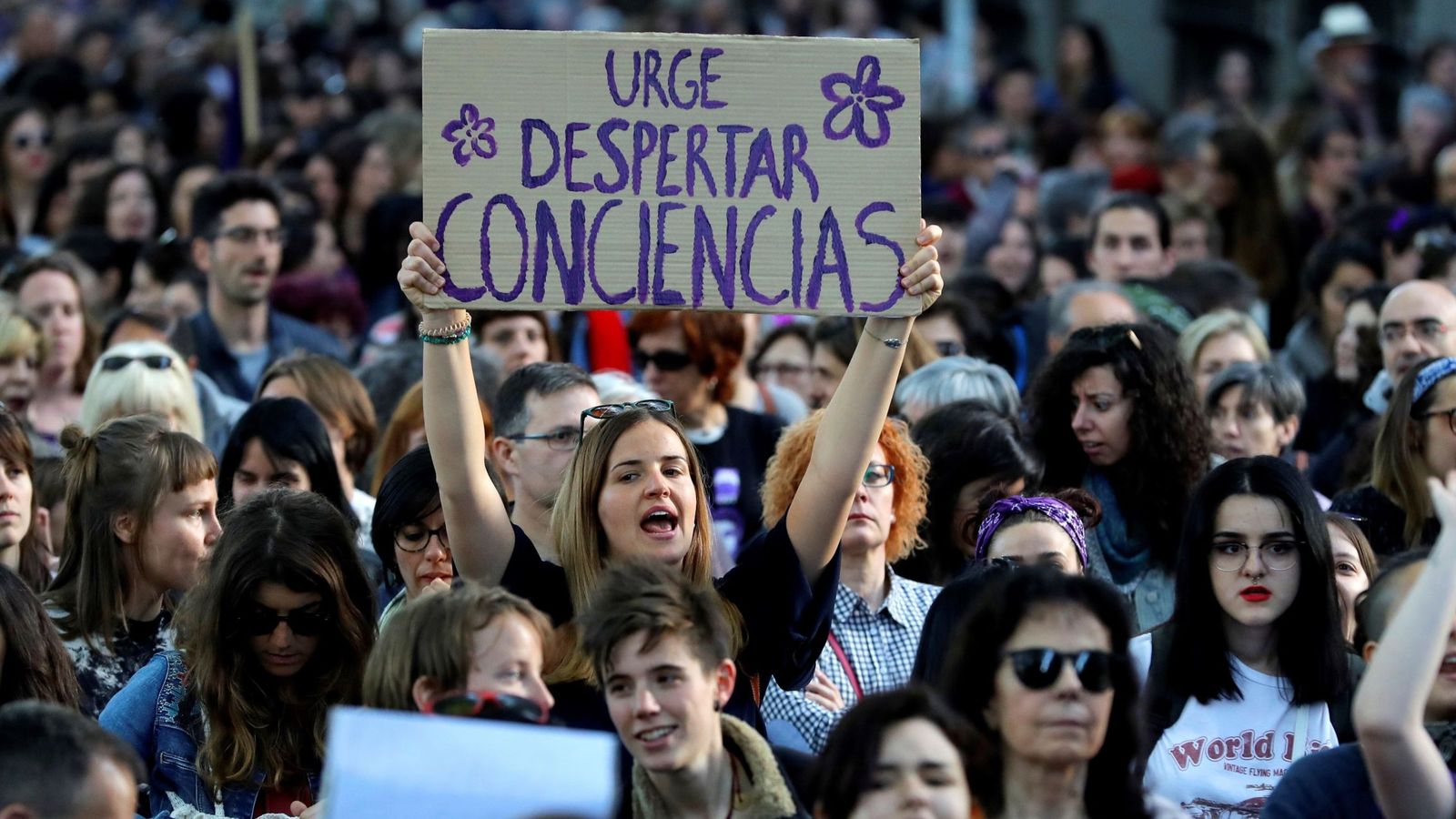 Foto: Manifestación feminista en protesta por la sentencia sobre los cinco miembros de La Manada este viernes en Madrid. (EFE)
