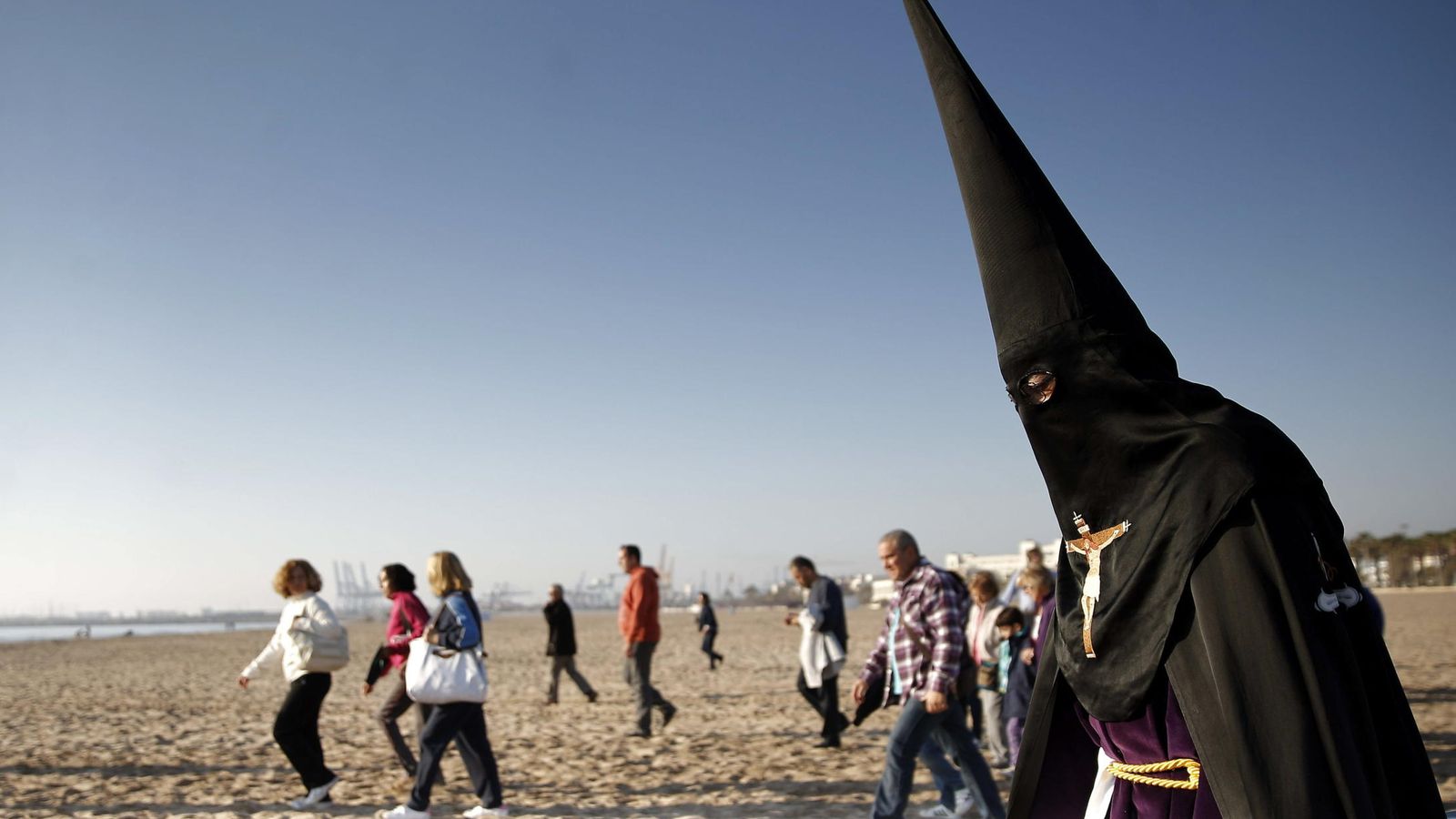 Foto: Un cofrade acude a la playa el Viernes Santo durante la procesión de la Semana Santa Marinera. (EFE)