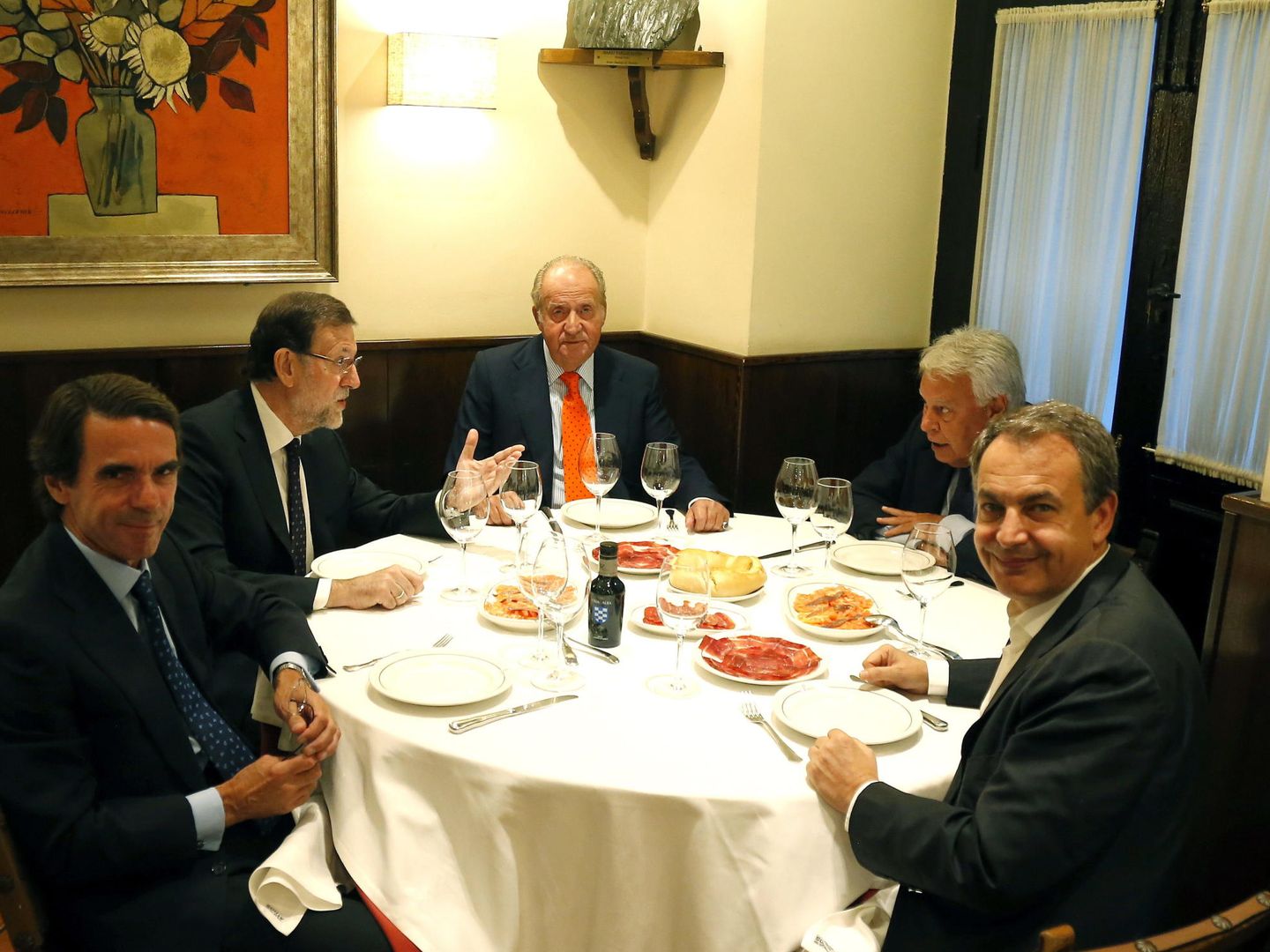 El rey Juan Carlos, con los expresidentes González, Zapatero, Aznar y Rajoy. (EFE)