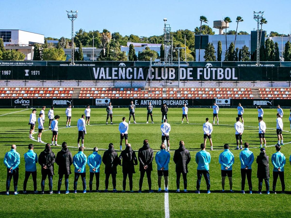 Foto: La plantilla del Valencia guarda un minuto de silencio. (@valenciacf)