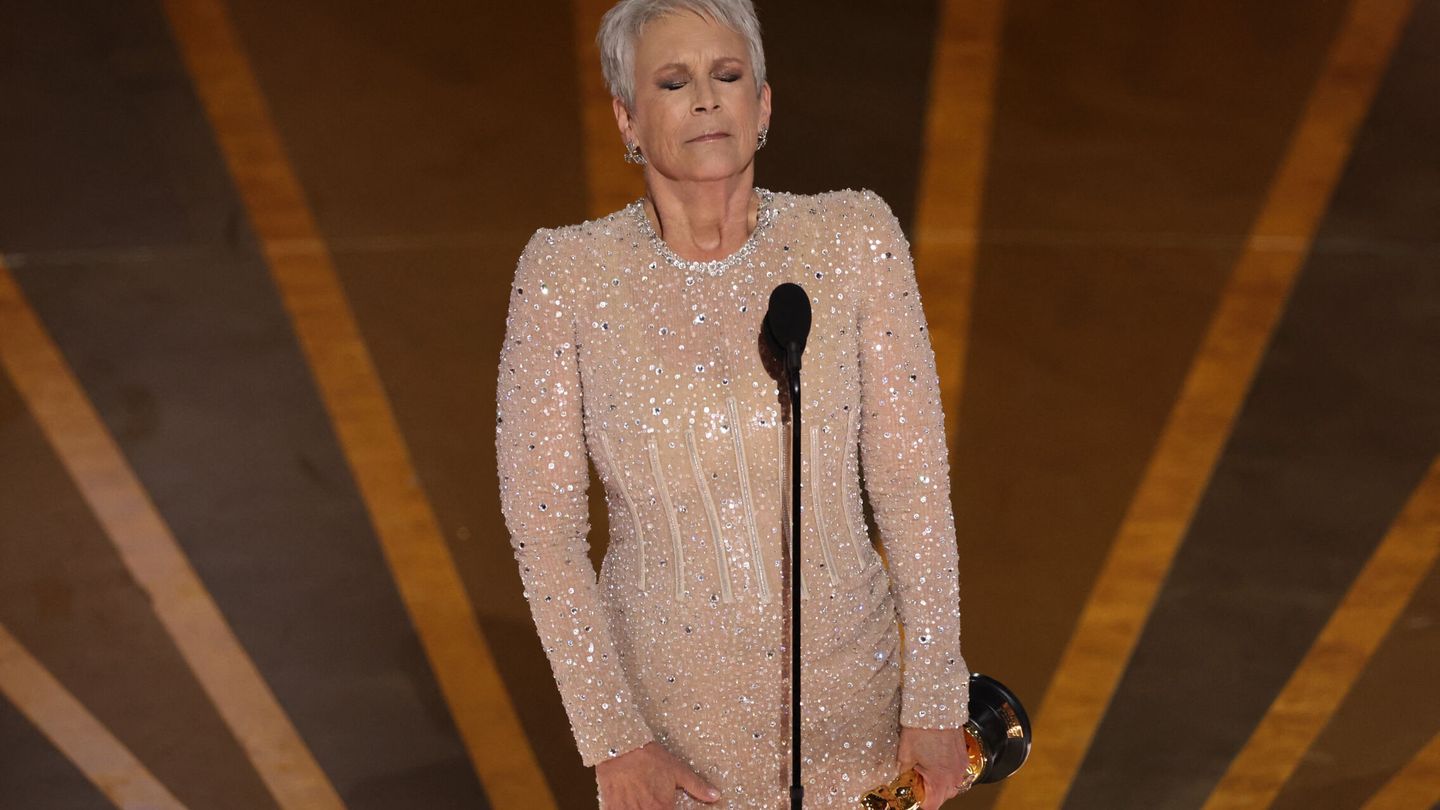 Jamie Lee Curtis wins the Oscar for Best Supporting Actress for 
