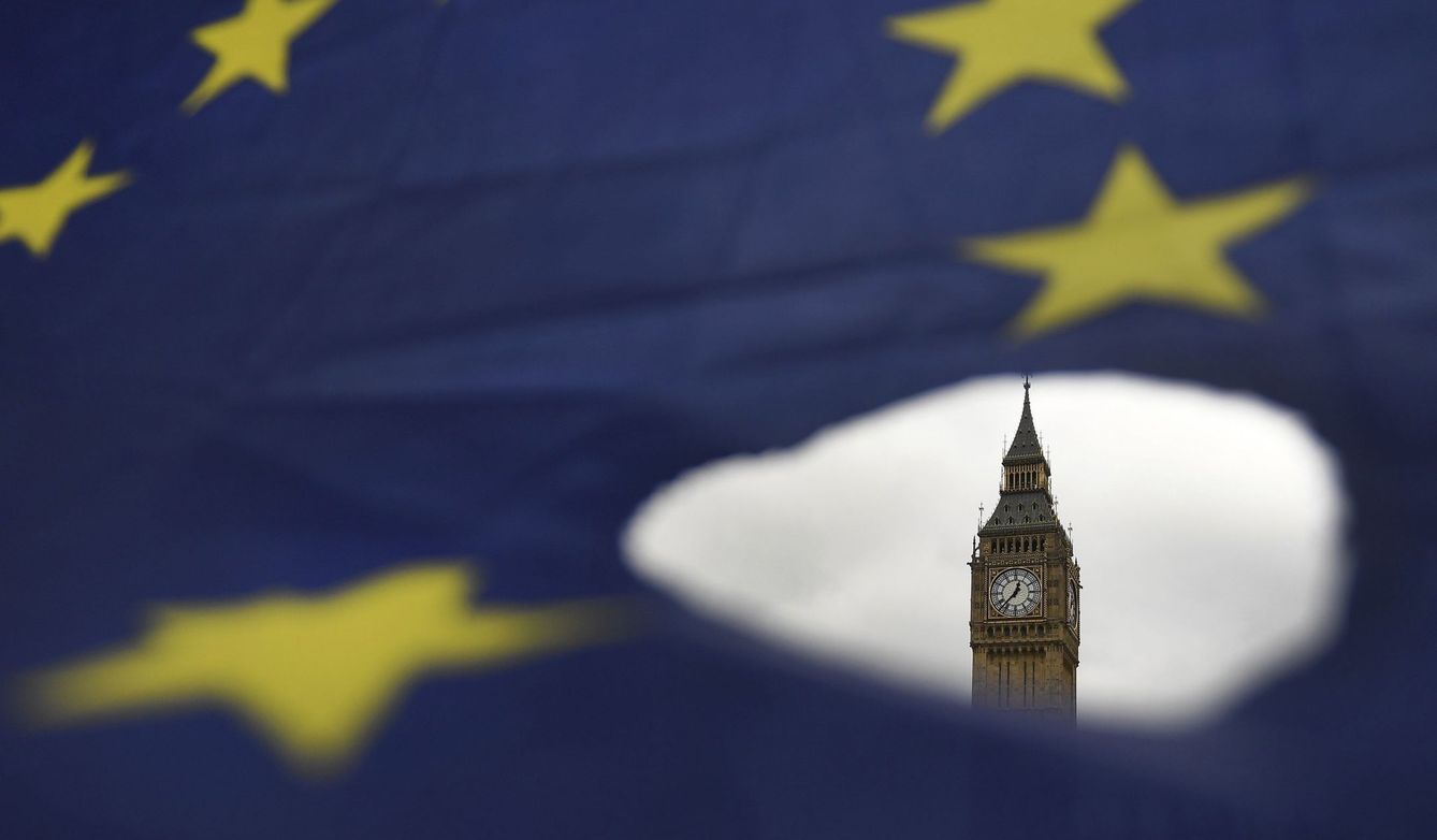 El Big Ben asoma por un roto en una bandera de la Unión Europea en Londres. (EFE)