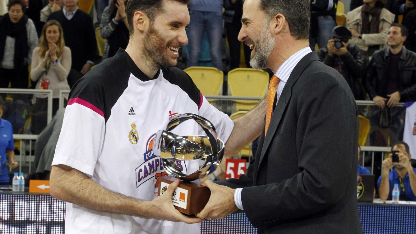 Foto: Rudy recibe de manos del rey Felipe VI el trofeo MVP del torneo (Efe).