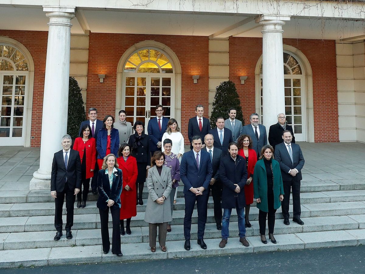 Foto: El presidente del Gobierno, Pedro Sánchez (C), posa con su nuevo gabinete de ministros en el Palacio de la Moncloa antes del primer Consejo de Ministros, celebrado este martes. (EFE)