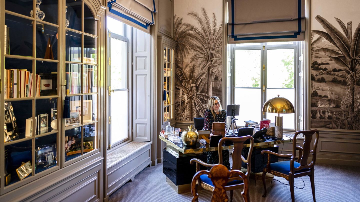 La reina Máxima de Holanda, trabajando desde su despacho. (EFE)