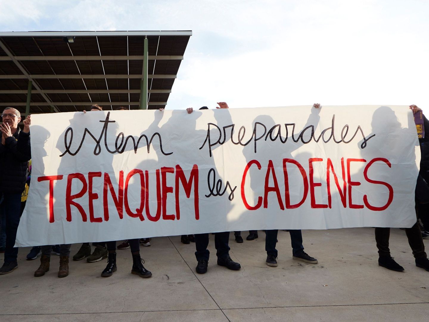Miembros de los CDR en la concentración llevada a cabo en los exteriores de la Estación de Sants. (EFE)