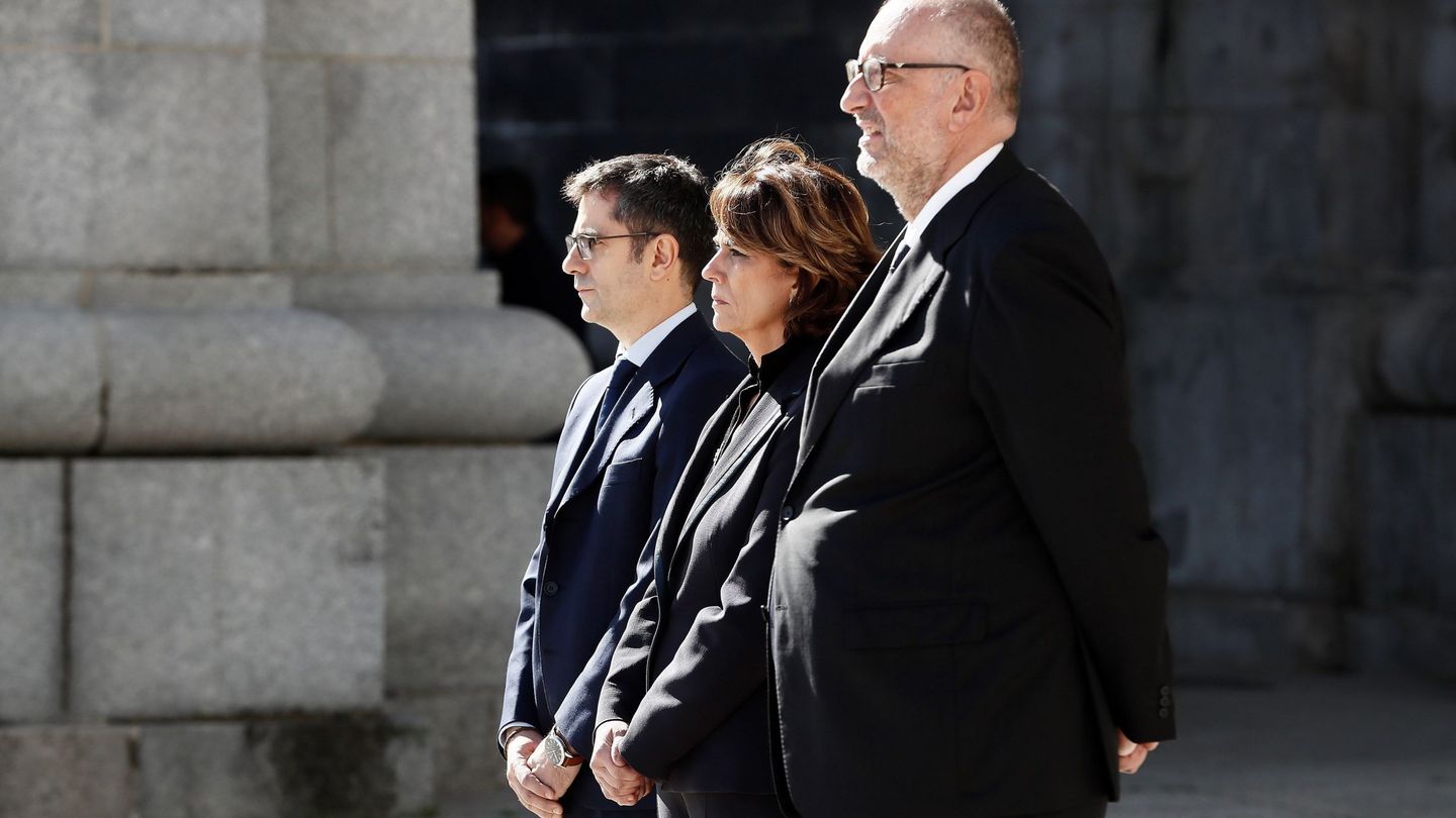 Félix Bolaños, Dolores Delgado y Antonio Hidalgo, a las puertas de la basílica tras la exhumación. (EFE)