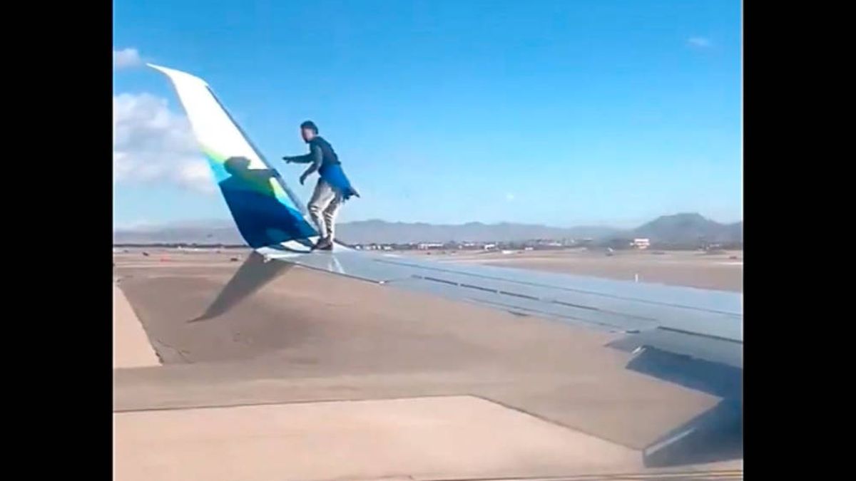 Vídeo | Un hombre se sube al ala de un avión cuando iba a despegar