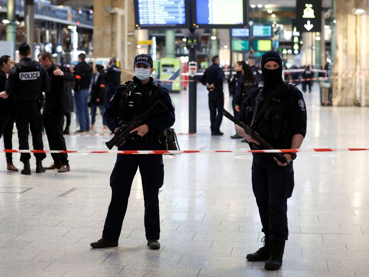 Foto: Agentes de la policía francesa en la Estación del Norte de París tras el ataque. (Reuters/Benoit Tessier)