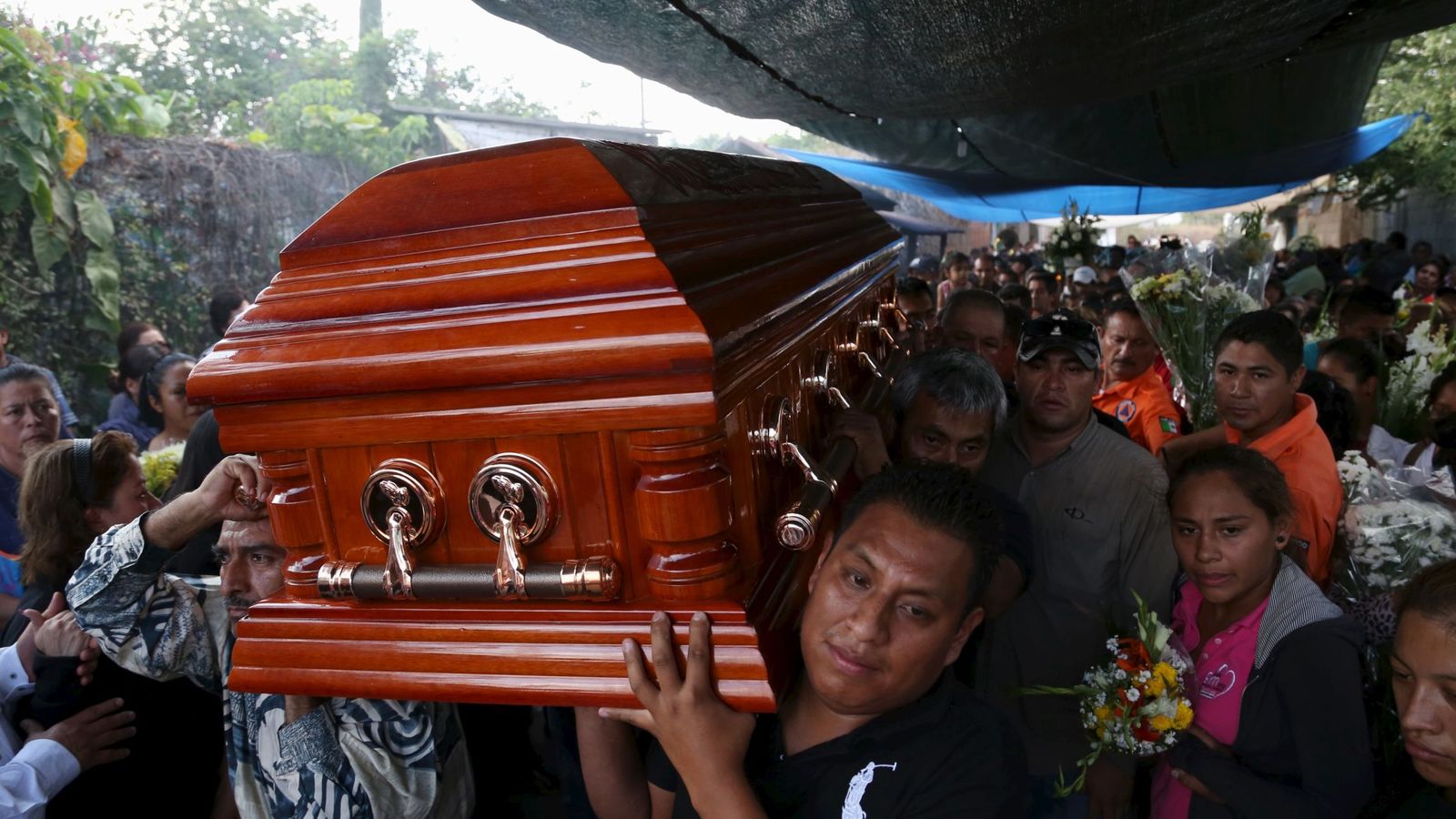 Foto: Ciudadanos y familiares portan el féretro de Gisela Mota durante su funeral en Temixco.