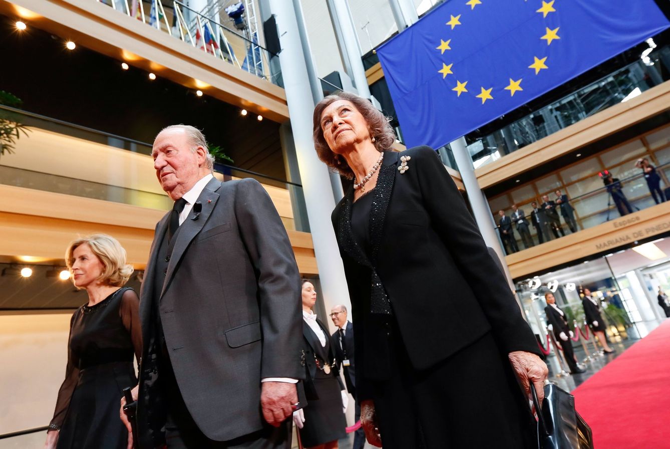 Los reyes eméritos Juan Carlos I y Sofía llegan a la ceremonia en memoria de Helmut Kohl. (Reuters)