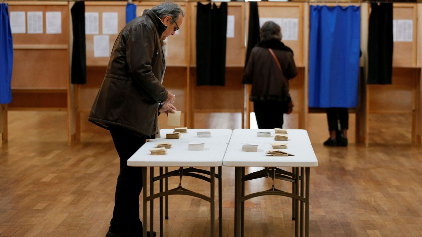 Votantes durante las últimas elecciones locales francesas. (EFE)