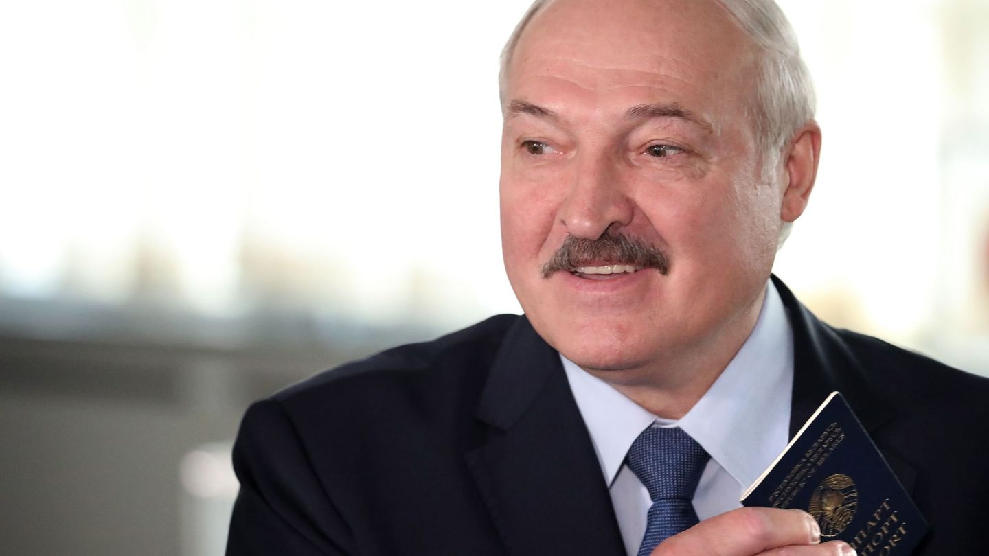 Alexander Lukashenko durante la jornada electoral del domingo. (EFE)