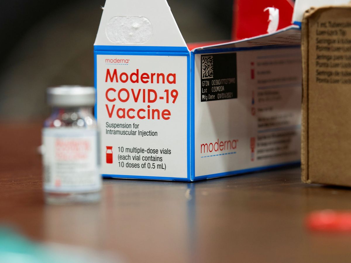 Foto: Un vial de la vacuna de Moderna. (Reuters) 