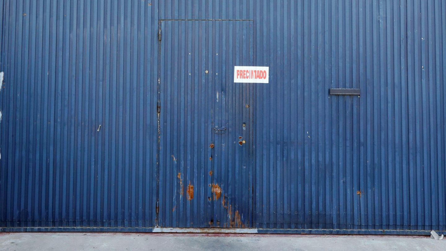 Fachada y puerta de la fábrica Magrudis. (EFE)
