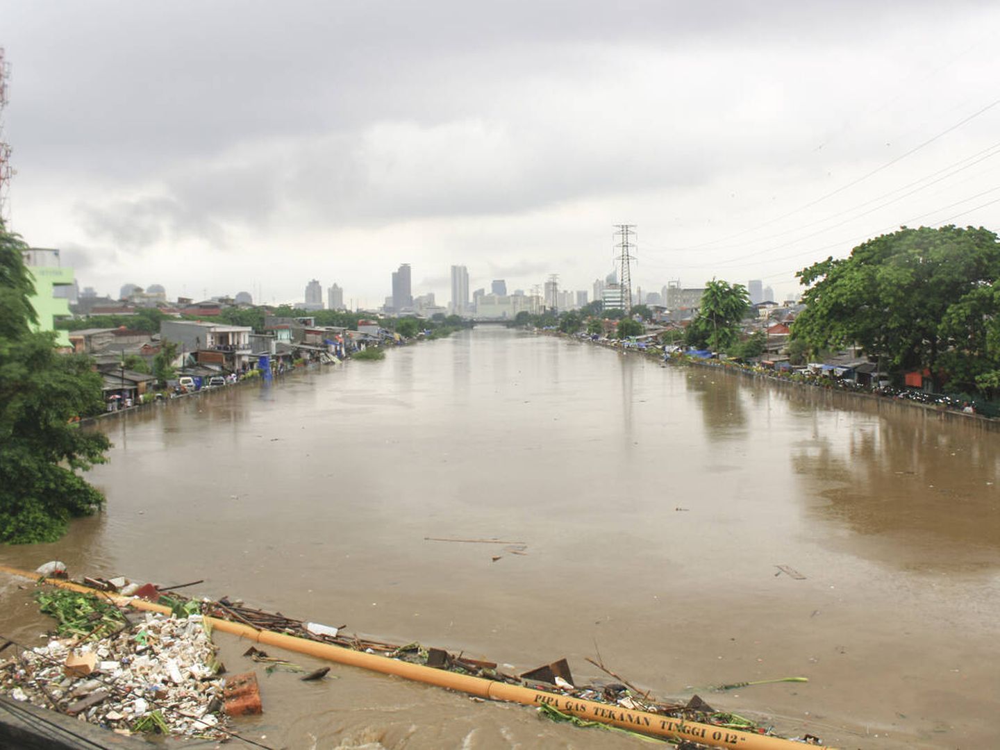 Desbordamiento de uno de los ríos de Yakarta. (iStock)