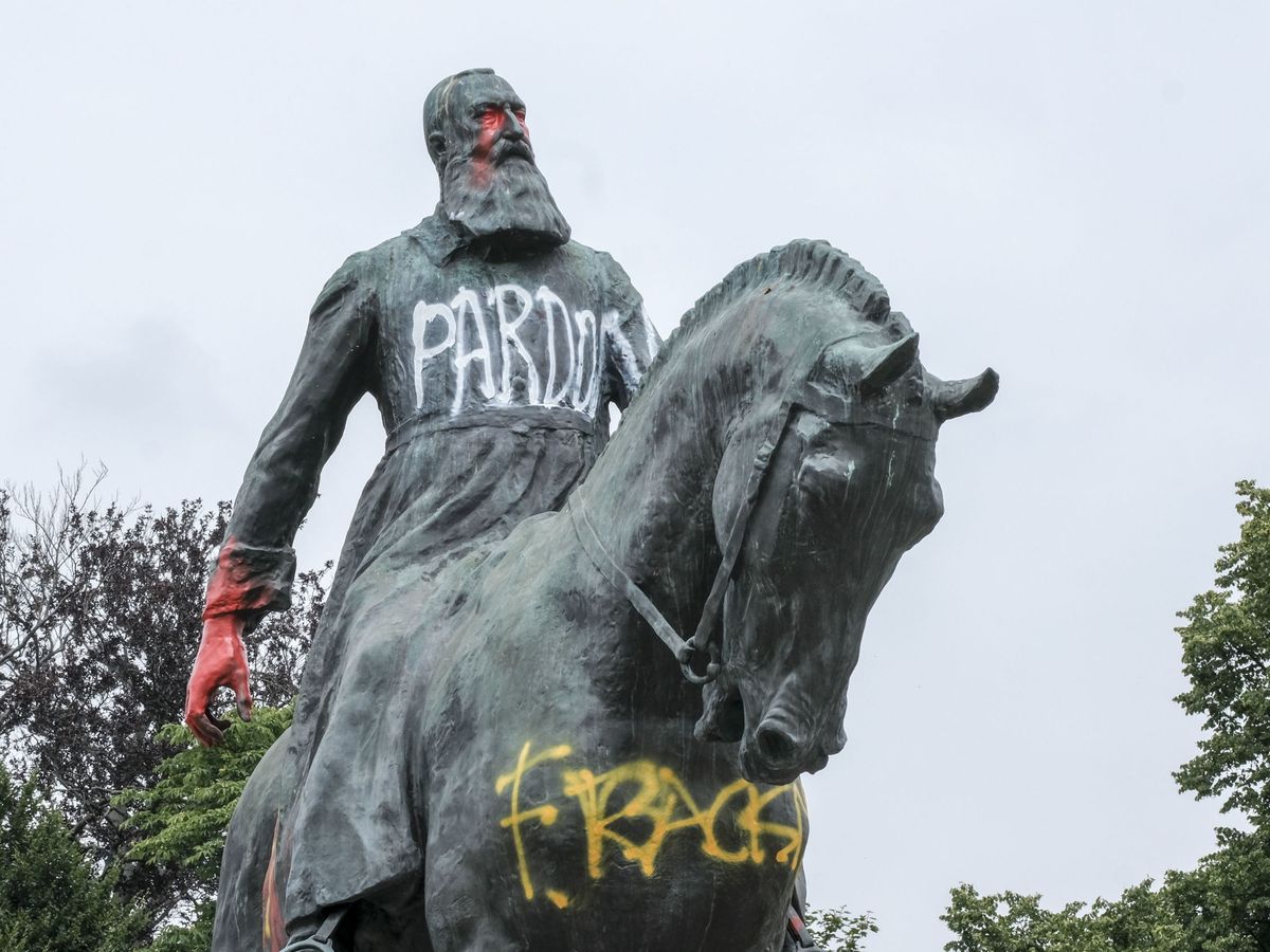 Foto: Estatua del rey Leopoldo II, vandalizada en Bélgica durante las protestas del BLM. (EFE)
