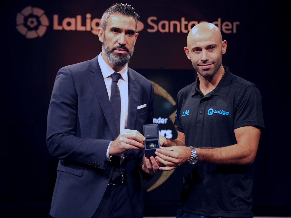 Foto: Sanz entrega un premio de LaLiga a Javier Mascherano. (EFE/LaLiga)