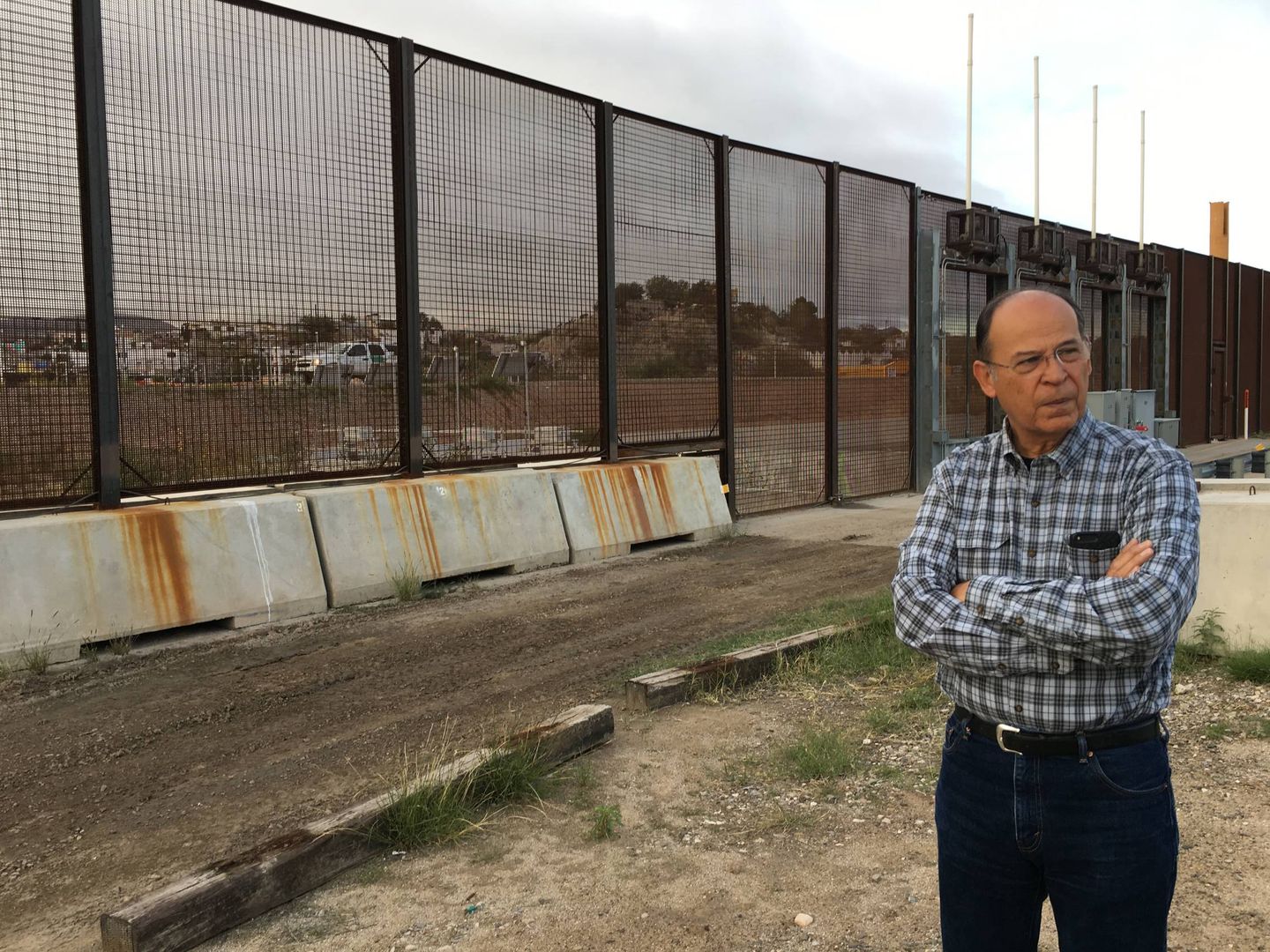 Adolpho Telles, presidente del Partido Republicano en El Paso, junto a la valla fronteriza. (C. Pérez Cruz)