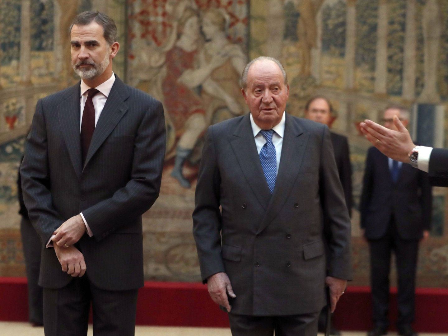 Felipe VI y el rey Juan Carlos reciben en audiencia en el Palacio de El Pardo en una foto de archivo. (EFE)